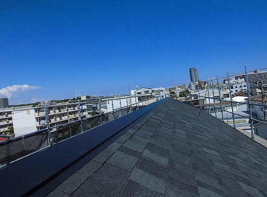 加古川市のカバー工事で設置された棟板金